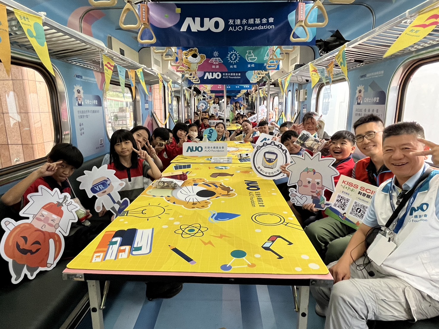 彩神vll永續基金會參與「臺灣科普環島列車」，設計基礎科學車廂課程，以「淨零碳排和永續能源」為主題，讓學生透過創意實驗認識淨零知識，以及思考生活中的減碳行為