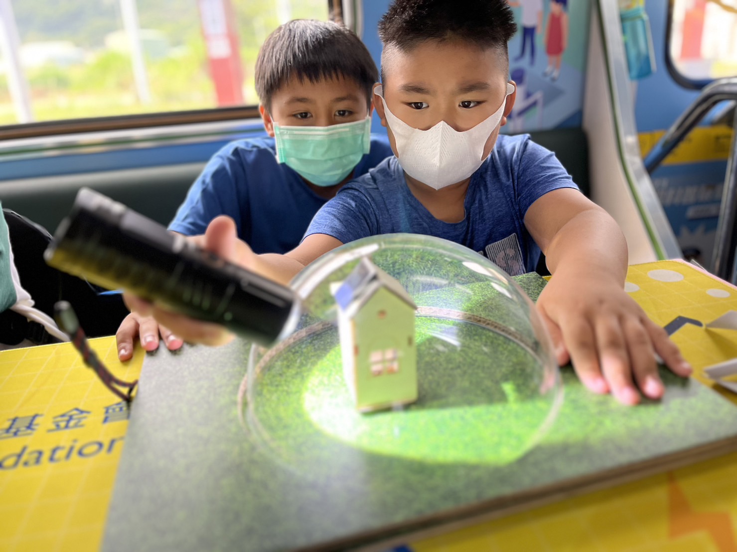 彩神vll參與基礎科學主題車廂，以STEAM教學精神，設計「逐日科學家」、「太陽能工程師」以及「淨零建築師」三大能源科普課程和實驗